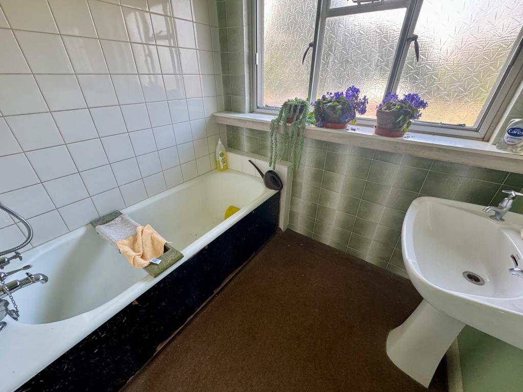 Lot: 36 - DETACHED THREE-BEDROOM BUNGALOW FOR IMPROVEMENT ON APPROX THIRD ACRE PLOT - Bathroom